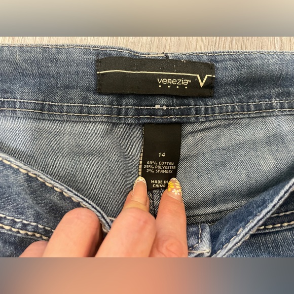 Venezia women ๐๐ Blue Jean Distressed Shorts Rolled Hems Casual, size 14, GUC - Picture 9 of 9